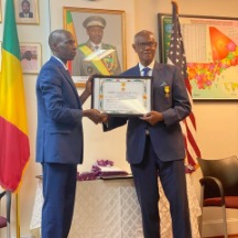 melvin foote gets award from Mali